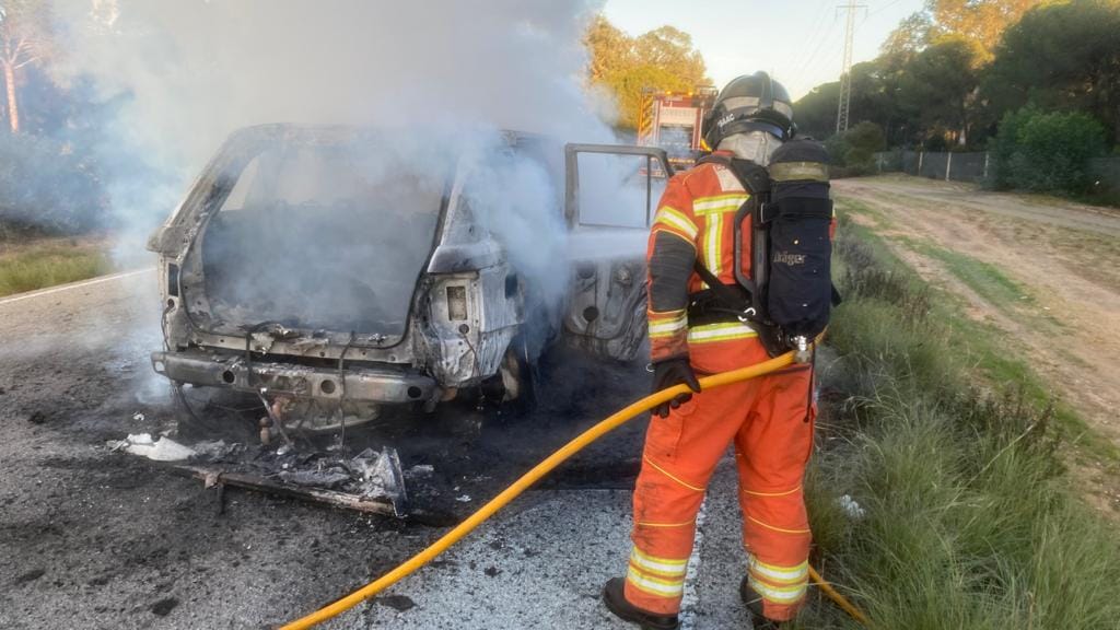 Susto tras salir ardiendo un vehículo en pleno Doñana