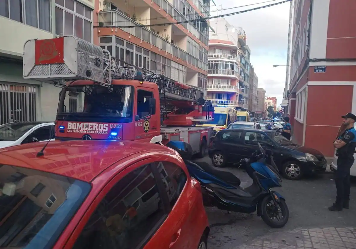 El incendio en una vivienda de la capital grancanaria deja cuatro heridos, uno de ellos grave
