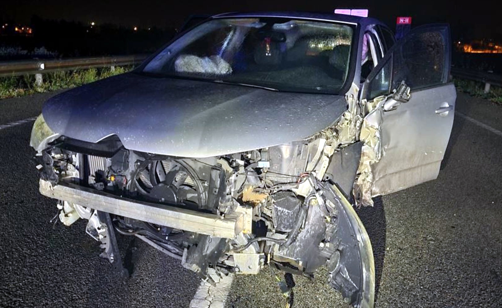 Joven drogado, bebido y sin carné choca frontalmente con otro vehículo en la N-II y huye campo a través