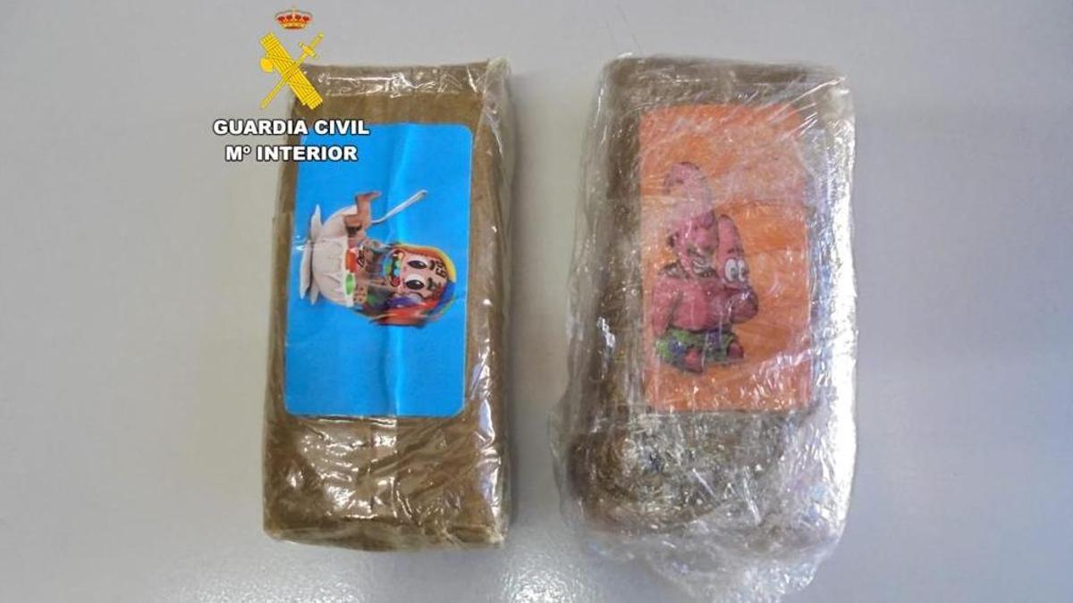 Los dos paquetes de hachís incautados, con motivos infantiles y juveniles.
