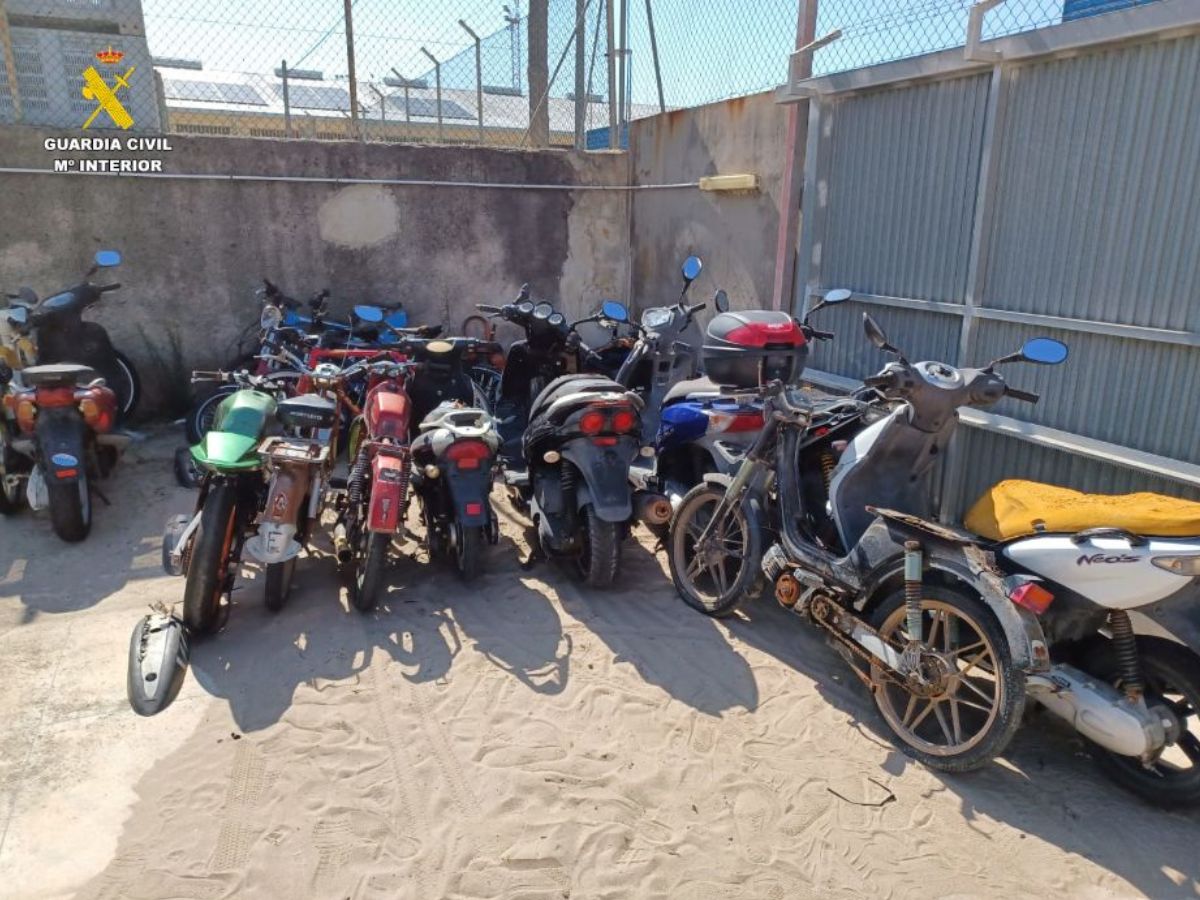 La Guardia Civil de Valencia detiene a dos individuos e investiga a otros dos por robo de motocicleta en Cullera
