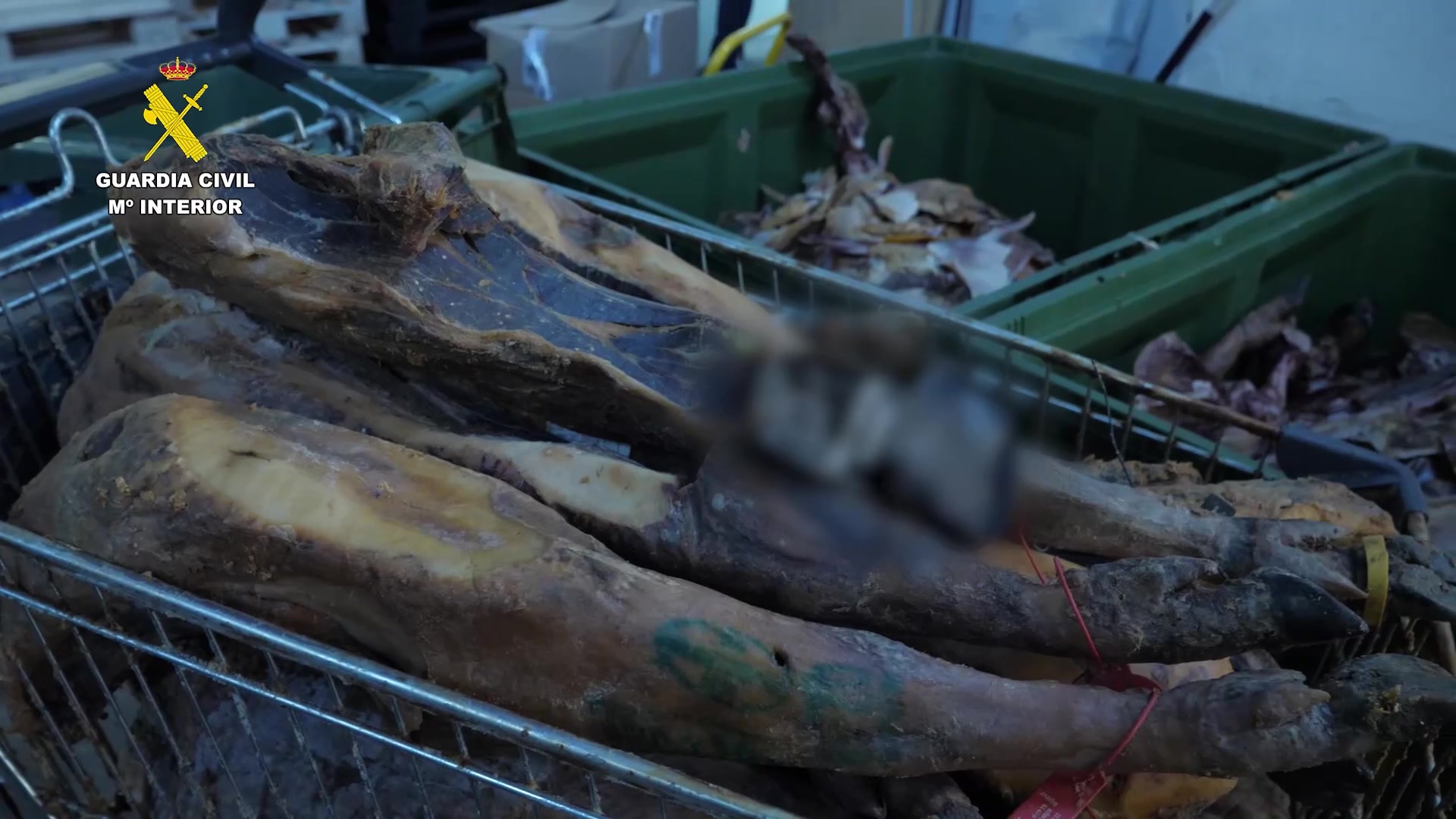 Casi mil kilos de jamón iban a ser loncheados en una nave sin las más mínimas garantías