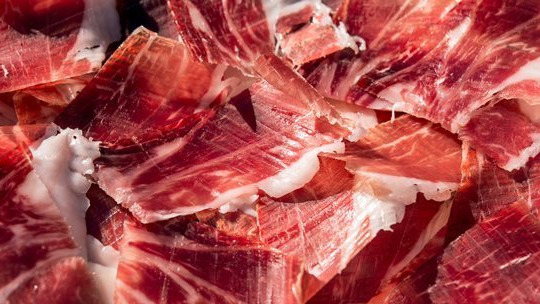 Localizan una organización que re-etiquetaba y vendía jamones de baja calidad en la Sierra de Huelva
