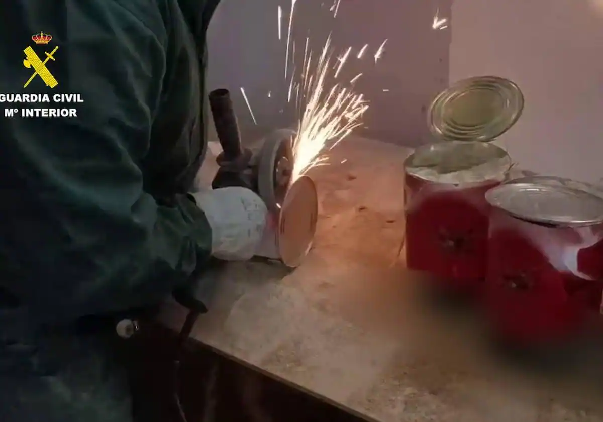 Sucesos en Alicante | Aquí hay tomate: La Guardia Civil sorprende a una banda cuando envasaban marihuana en latas en una nave de Alicante