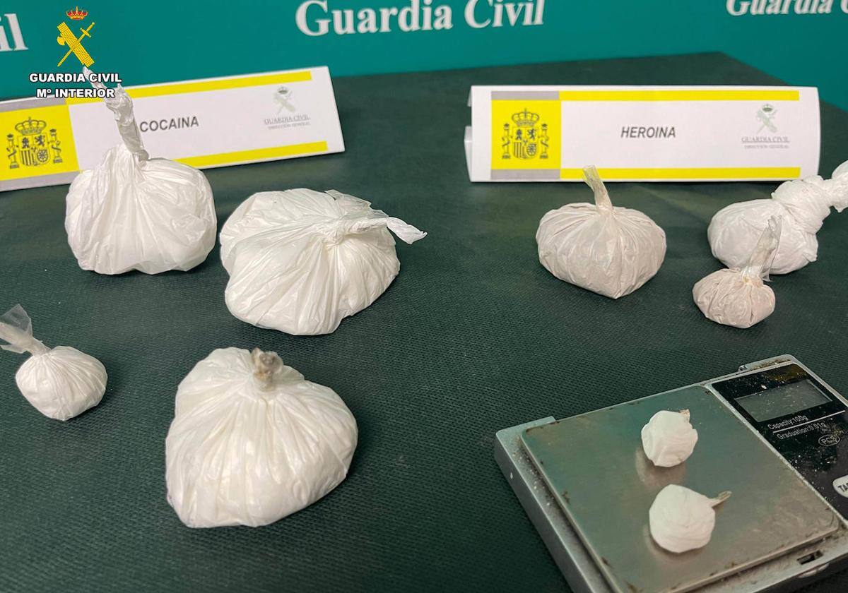 La Guardia Civil detiene a tres personas por tráfico de drogas y decomisa importantes cantidades de estupefacientes y dinero en efectivo en Siero