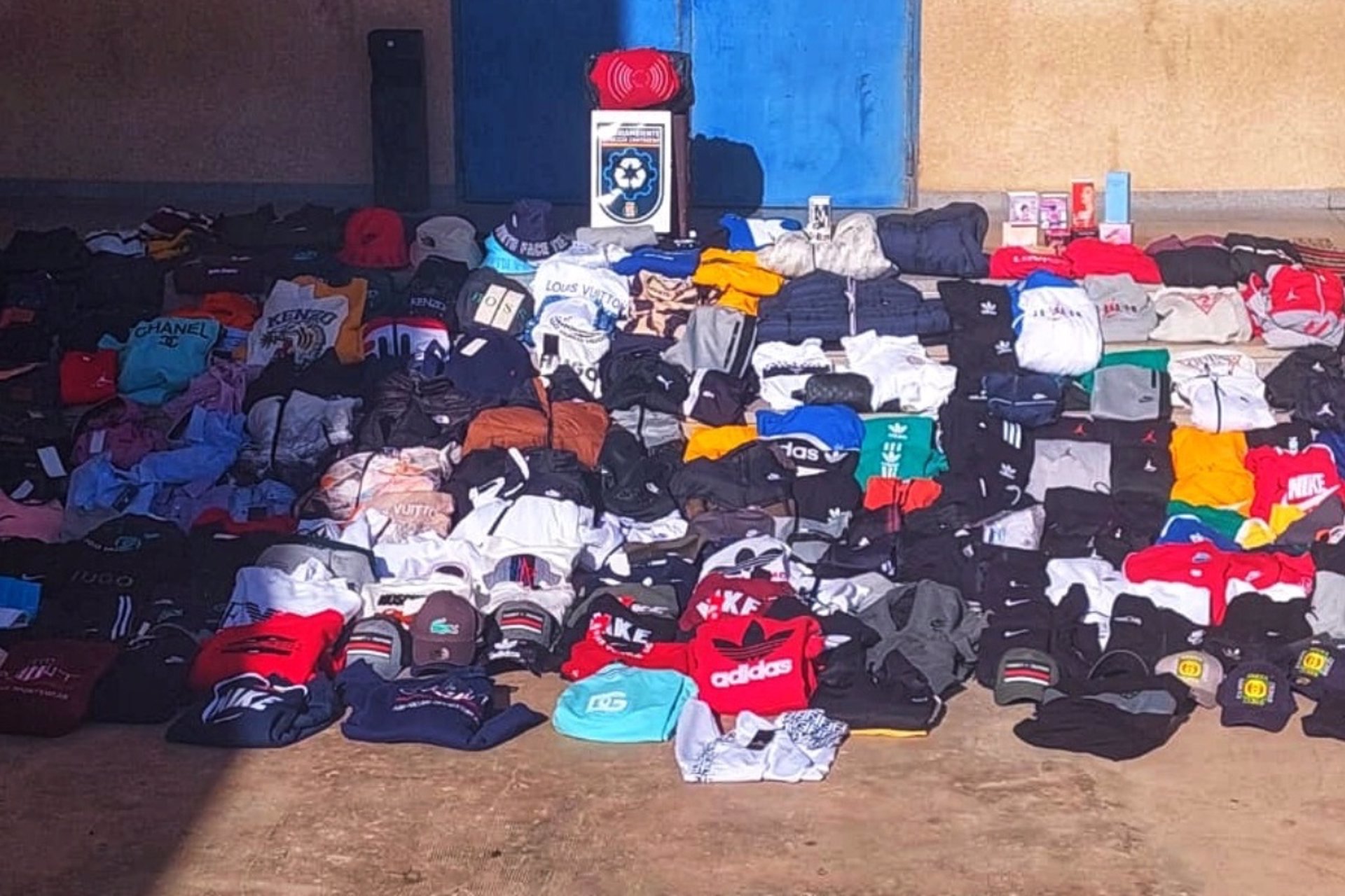 Confiscan 350 prendas y perfumes de imitación en una tienda de Los Dolores, en Cartagena
