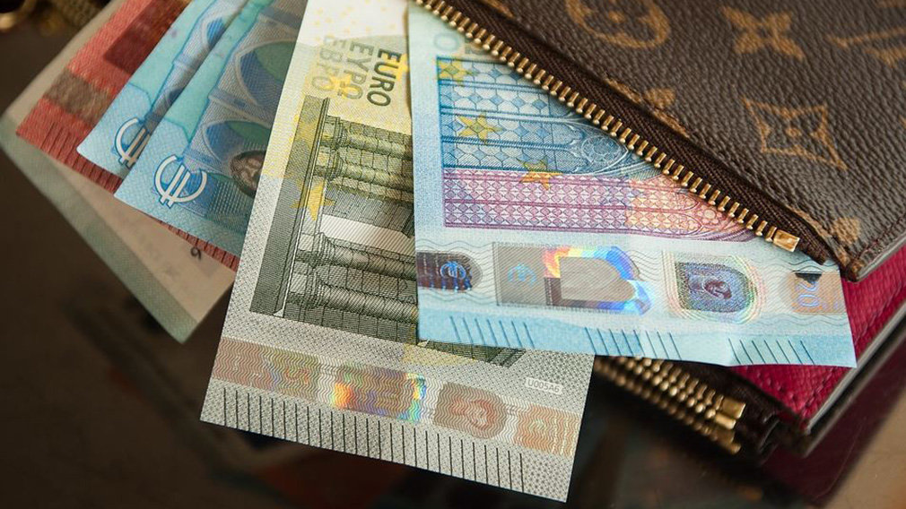 Devuelven una cartera con mucho dinero que una mujer había perdido en una tienda en Navarra