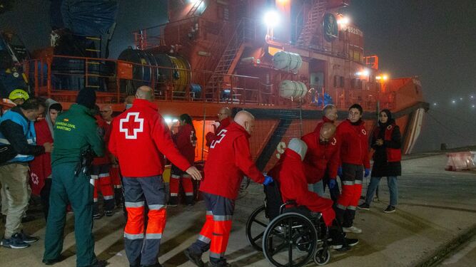 Imagen de la llegada al Puerto de Motril de los inmigrantes rescatados de la isla de Alborán