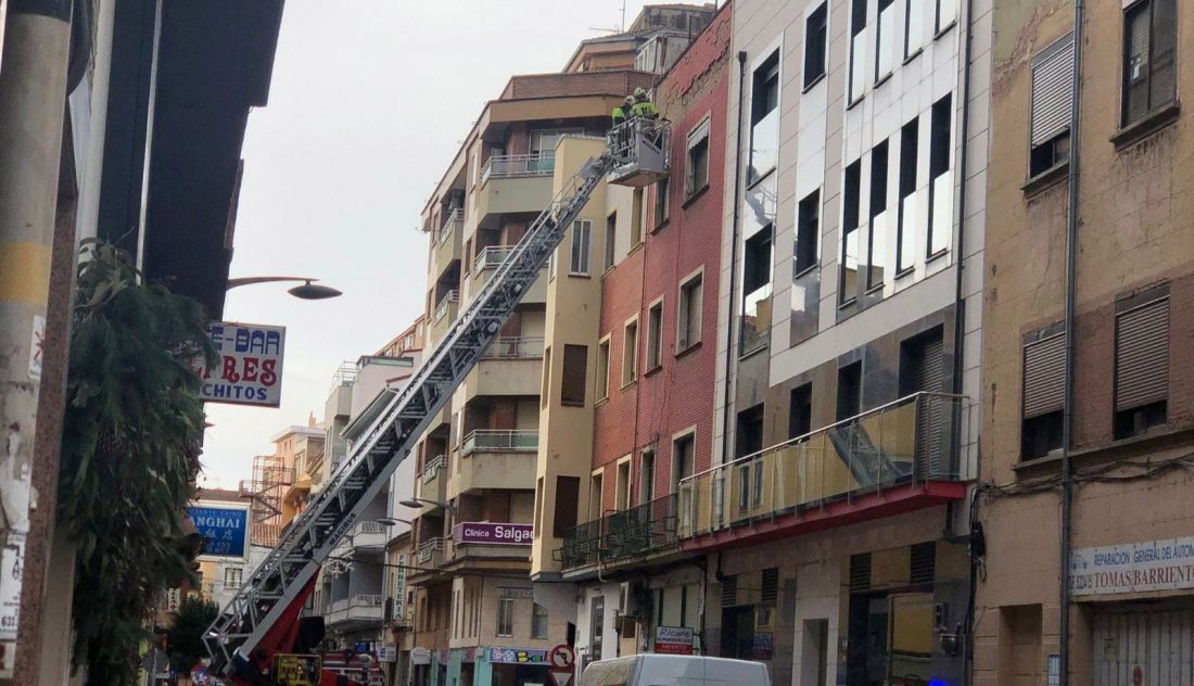 La intervención de los bomberos obliga a cortar una calle del centro de Zamora