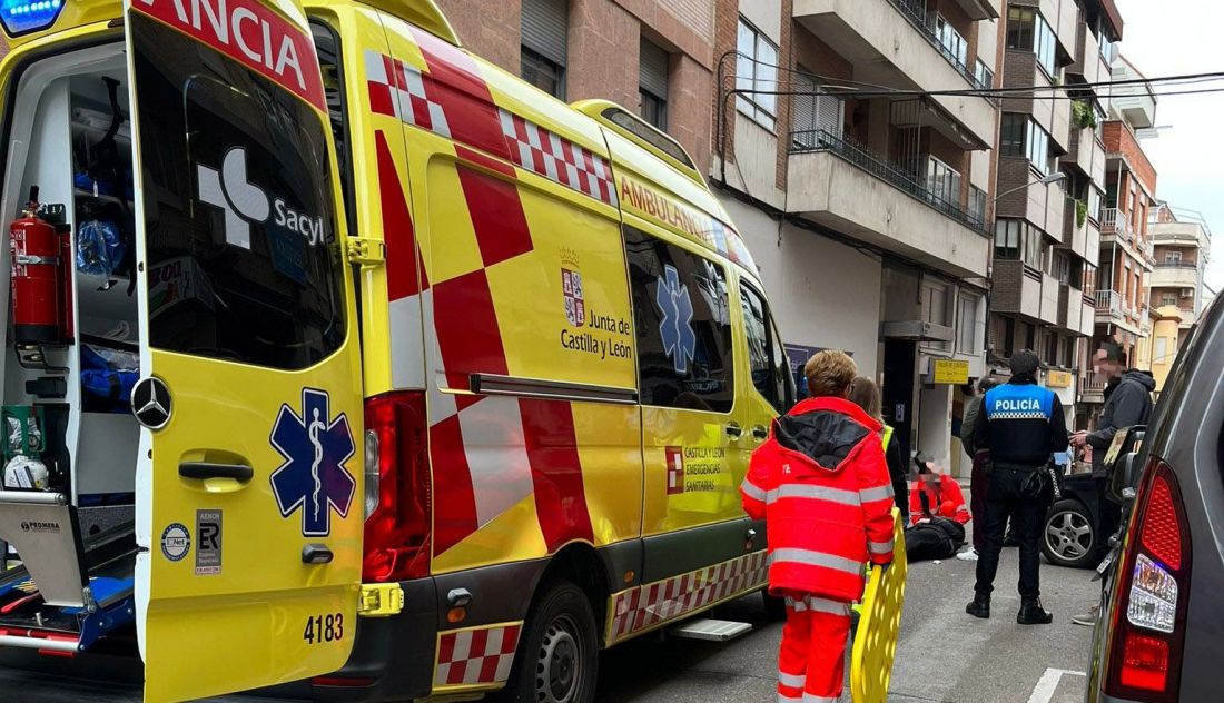 Motorista resulta herido tras colisión con turismo en la calle Diego de Losada: emergencia en la capital