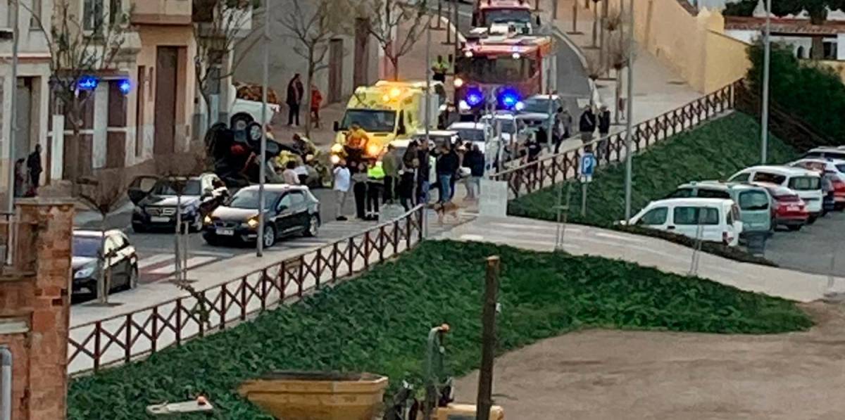 Herida al volcar su coche en pleno casco urbano de La Selva del Camp