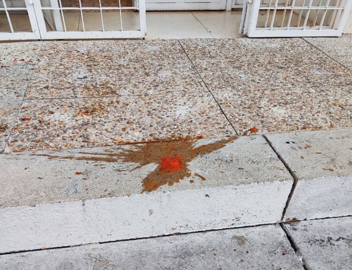 Nuevo acto vandálico contra la concejalía de Igualdad en Parla: arrojan tomates y los estampan contra la puerta de entrada