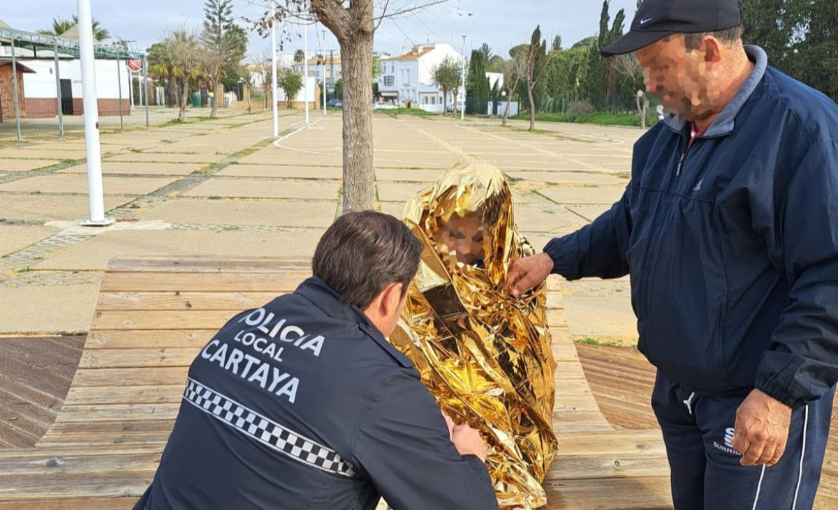 Aparatoso rescate de una mujer que había caído al agua en La Ribera de Cartaya