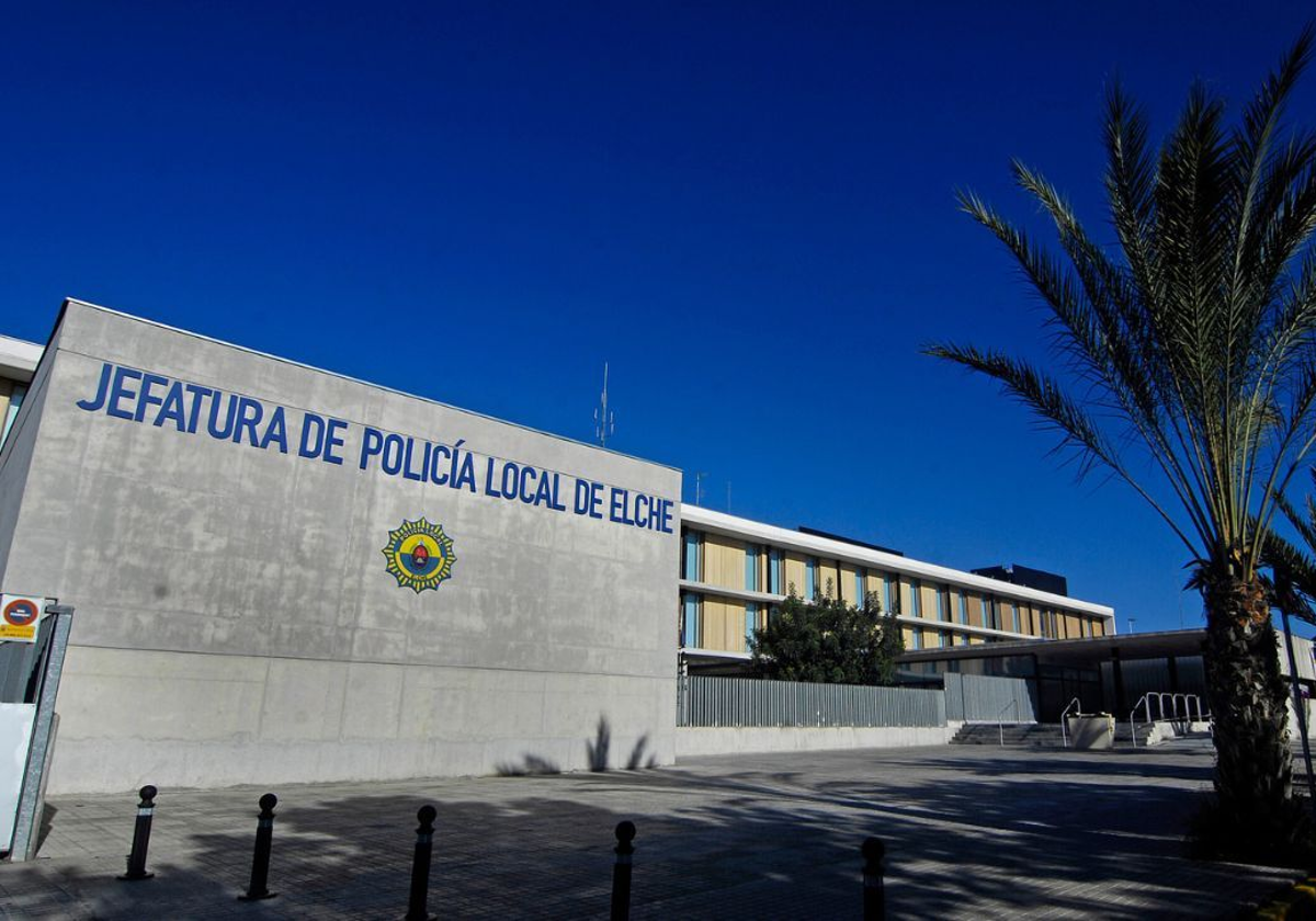 El aviso de un vecino sobre una moto abandonada destapa un delito de falsedad documental en Elche