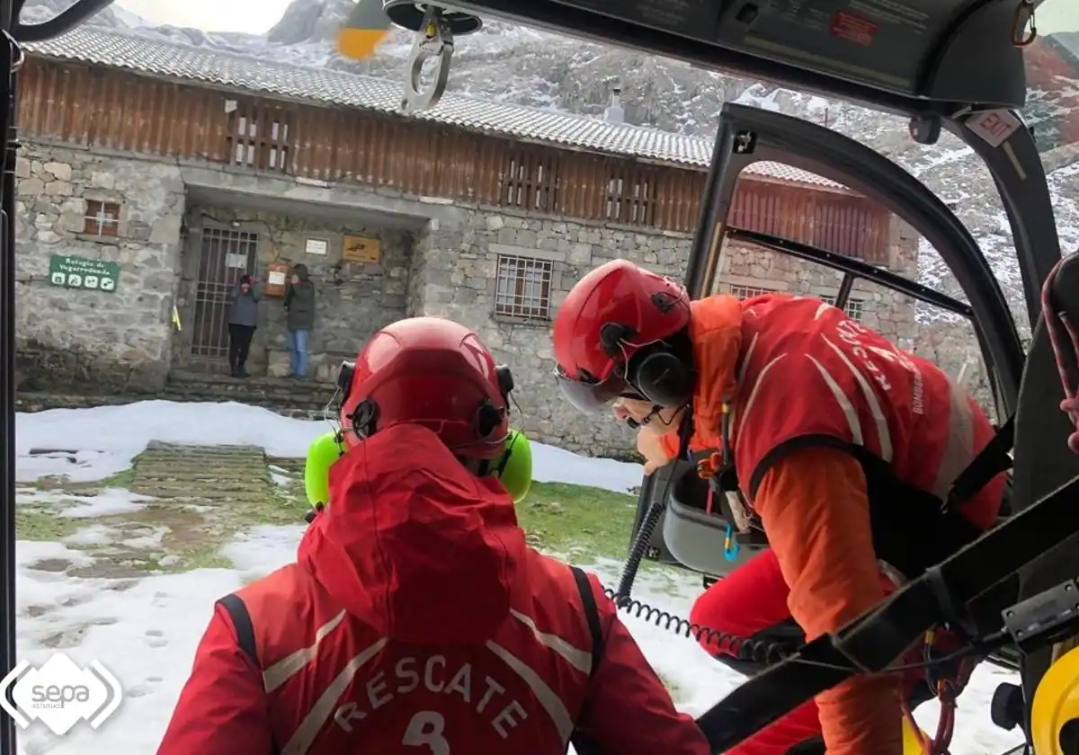 Rescatan a dos senderistas de Sevilla desorientados en los Lagos de Covadonga