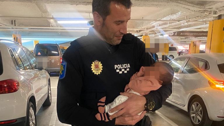 Rescatan a un bebé atrapado en el interior de un vehículo en Murcia
