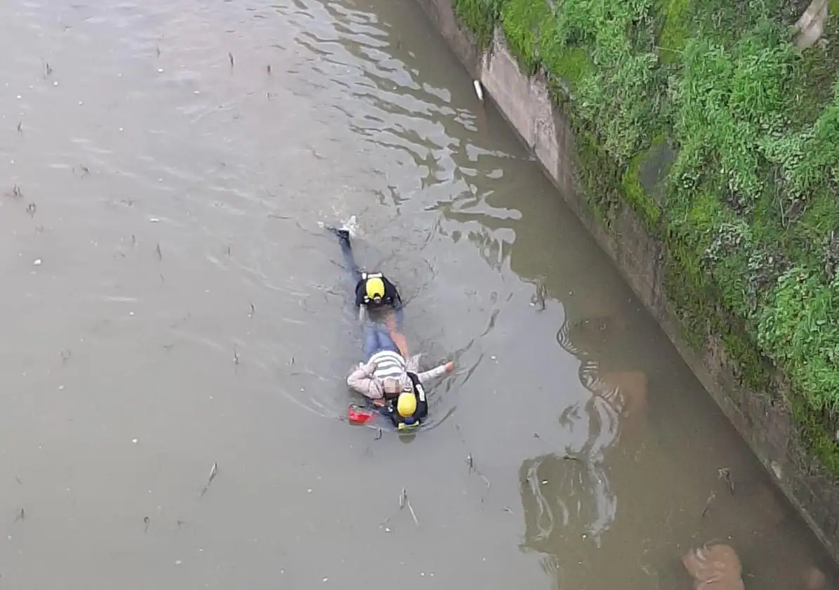 Rescatan con vida a mujer tras caer al río Ebro en Logroño