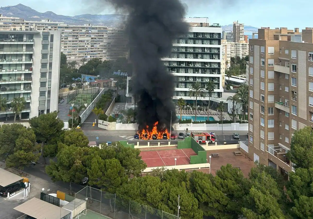 Espectacular incendio de seis coches en la playa de San Juan | Incendios Alicante