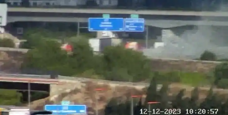 Un conductor muere dentro de su camión tras volcar y arder su vehículo en la AP-7 en Valencia