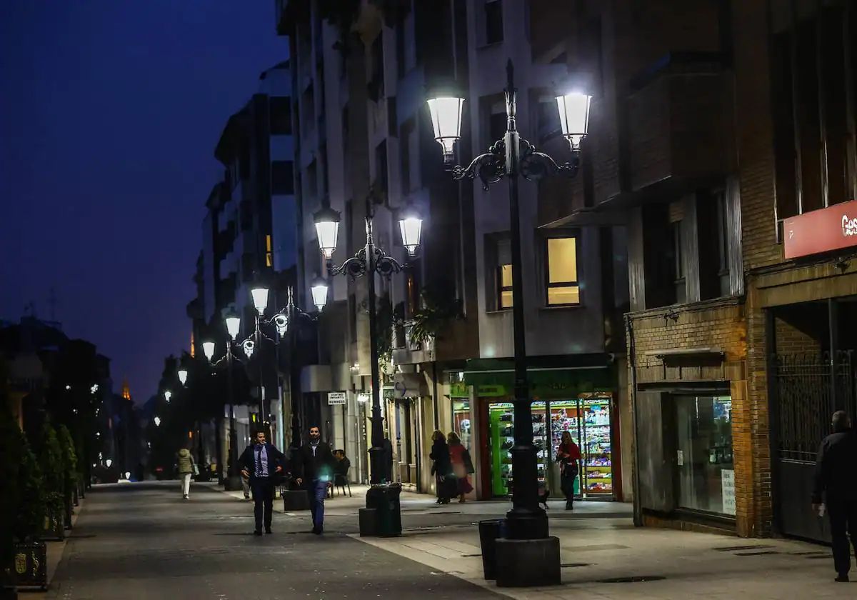 Tragedia en un bar de Oviedo: Hombre fallece al caer por las escaleras
