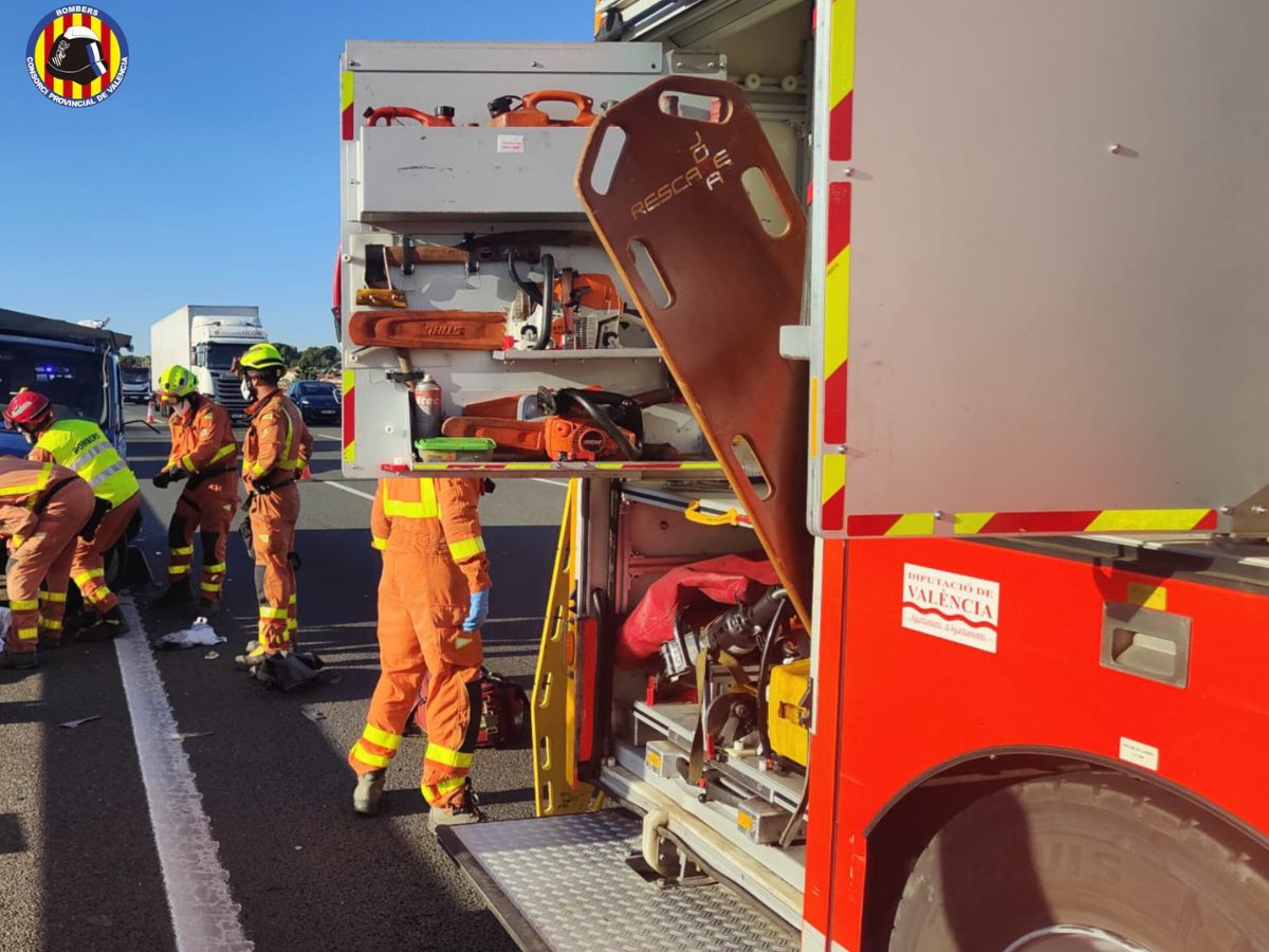 Trágico accidente en Valencia: Camión frigorífico vuelca y explota, causando la muerte del conductor y generando caos en la autovía A7.