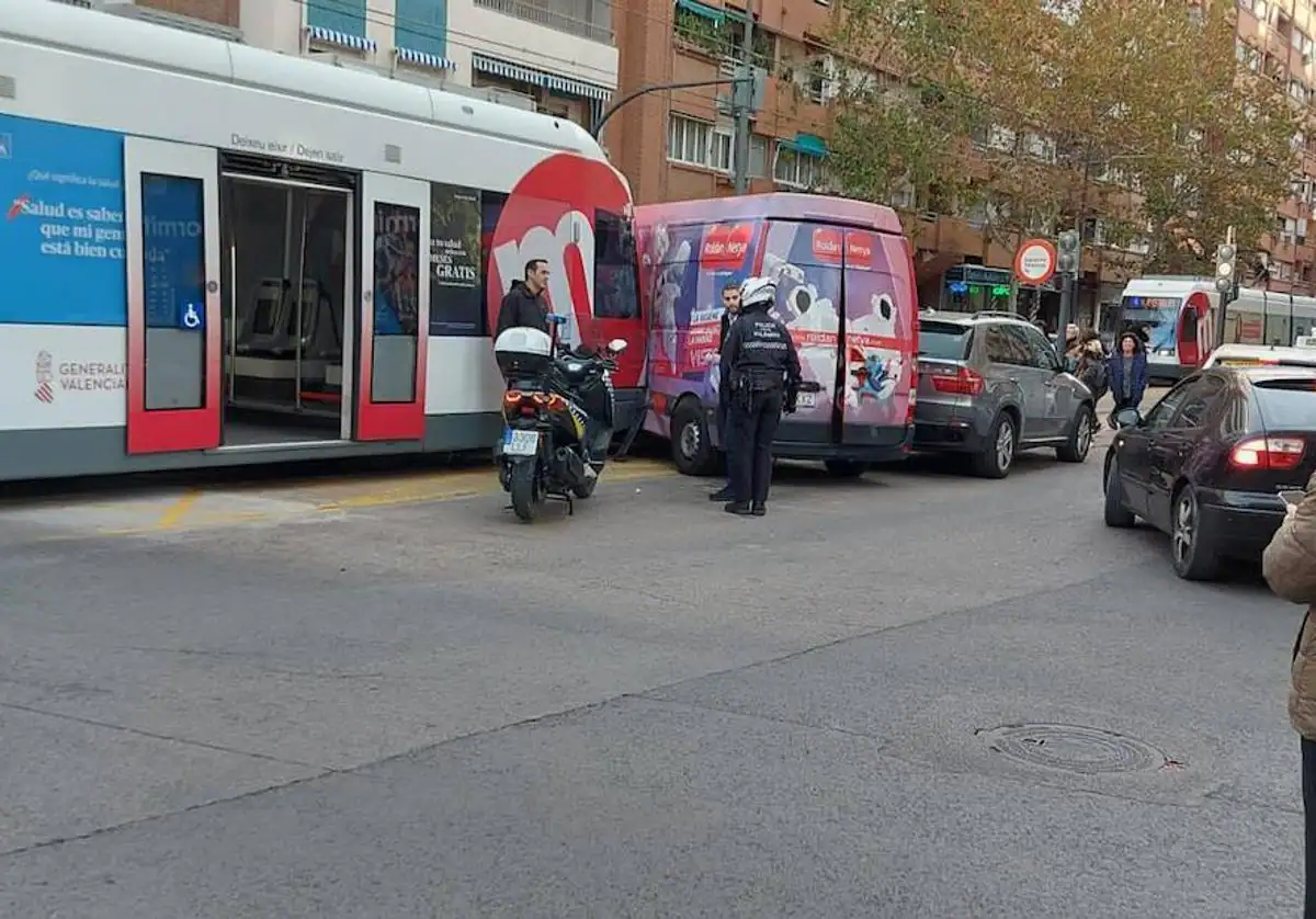 Tranvía arrolla a una furgoneta en Valencia, causando retrasos y atascos en la zona