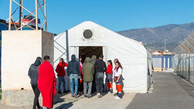 Trasladan a Motril a 80 migrantes que estaban en un islote cercano a la isla de Alborán