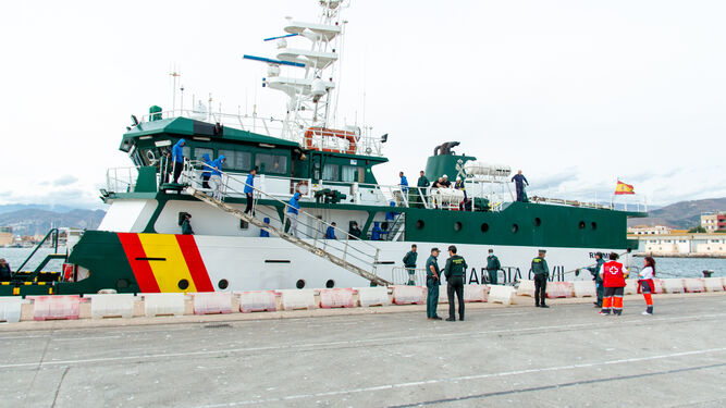 Trasladan a Motril a medio centenar de migrantes tras llegar a la isla de Alborán