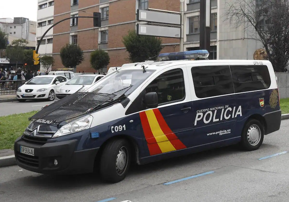 Pillan in fraganti a tres hombres robando en el interior de una vivienda en Gijón