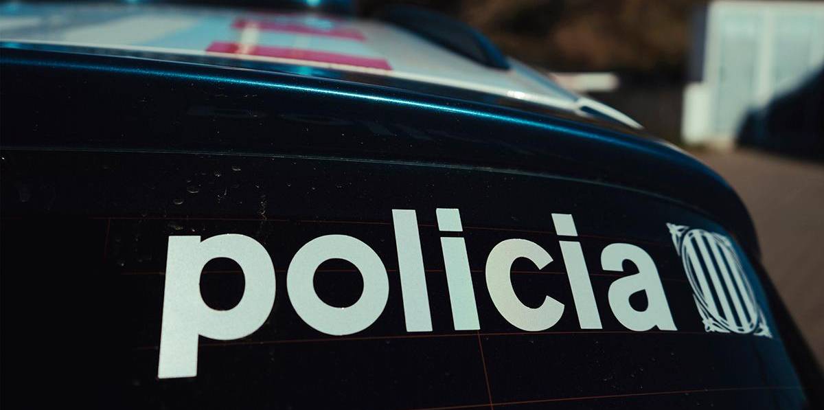 Tres individuos asaltan un restaurante en Vila-seca, amenazando y robando a una mujer antes de forzar las máquinas tragaperras
