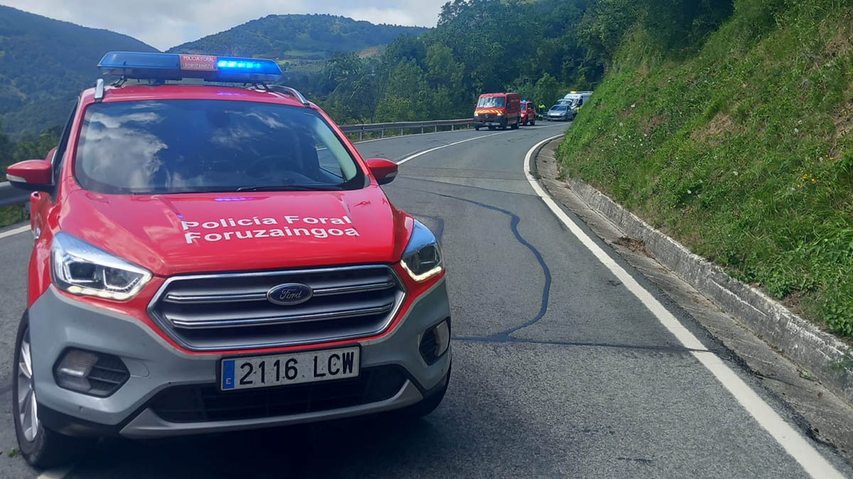 Tres personas heridas tras salirse de la carretera en Navarra y quedar su coche volcado