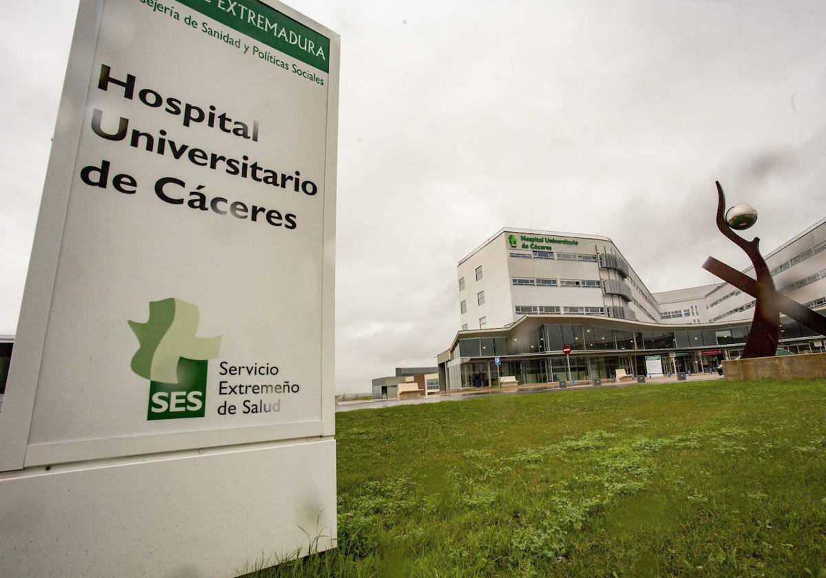 Trasladan al hospital a un ciclista tras un choque con un coche en Cáceres
