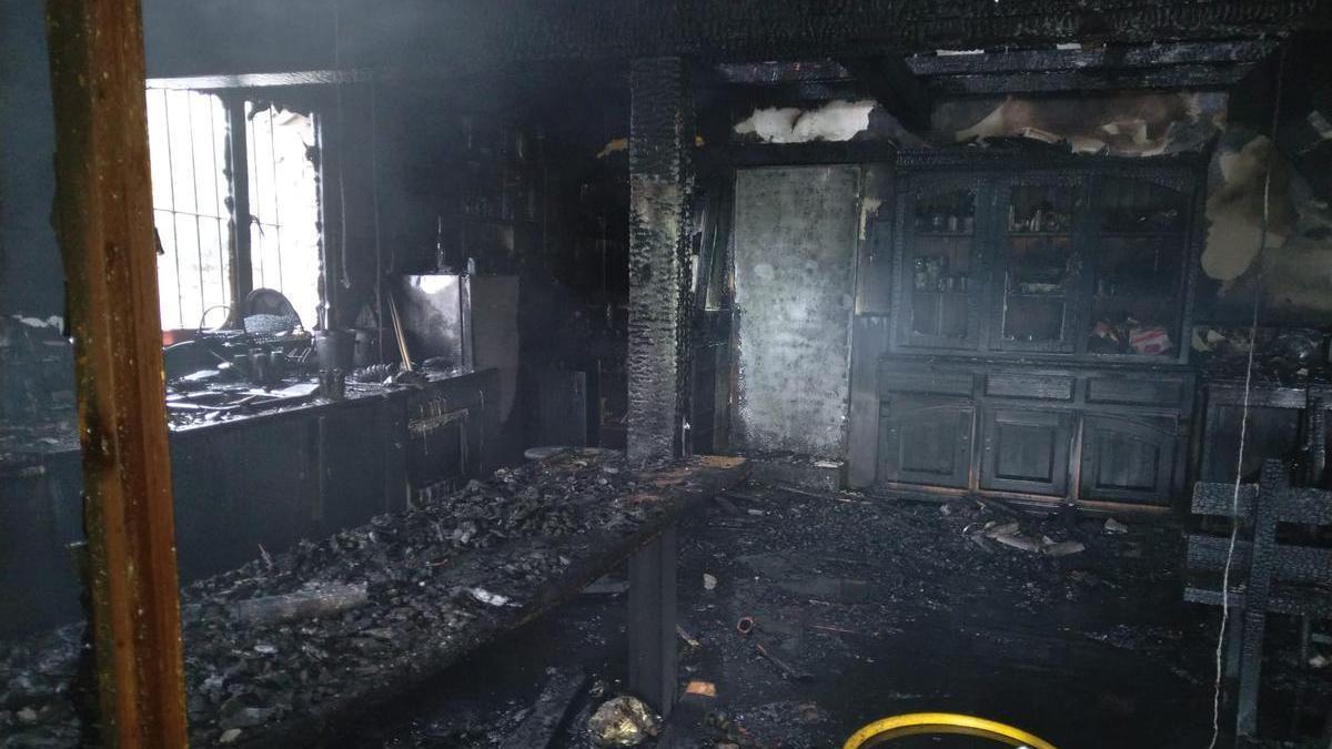 Un voraz incendio arrasa una vivienda en Palacios del Sil