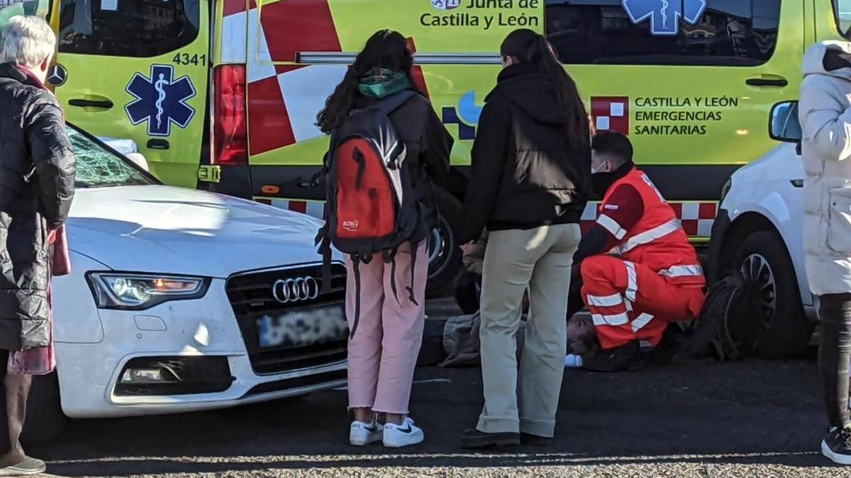 La atropellada siendo atendida por una ambulancia del Sacyl.