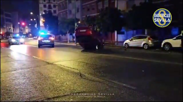 Una conductora vuelca su coche en Sevilla tras conducir borracha