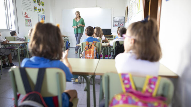 Una mujer de 28 años investigada por robar y usar fraudulentamente el monedero de la maestra de su hijo en un colegio de Almuñécar