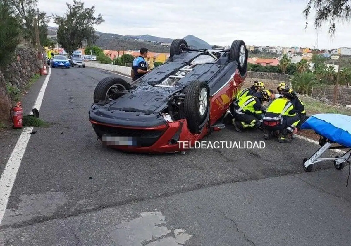 Herida tras el vuelco de un turismo en Telde