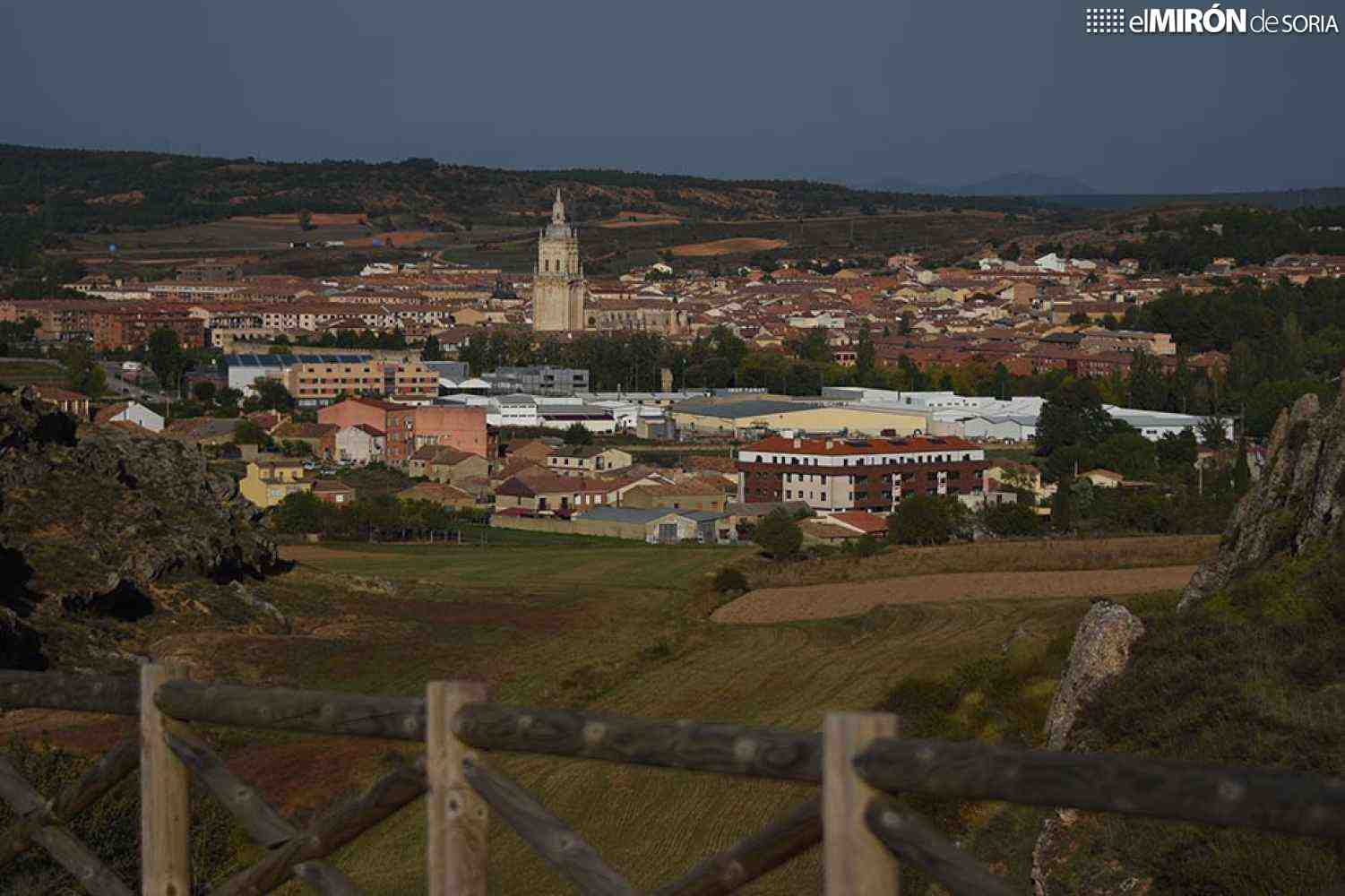 Calcinada furgoneta camperizada en El Burgo de Osma