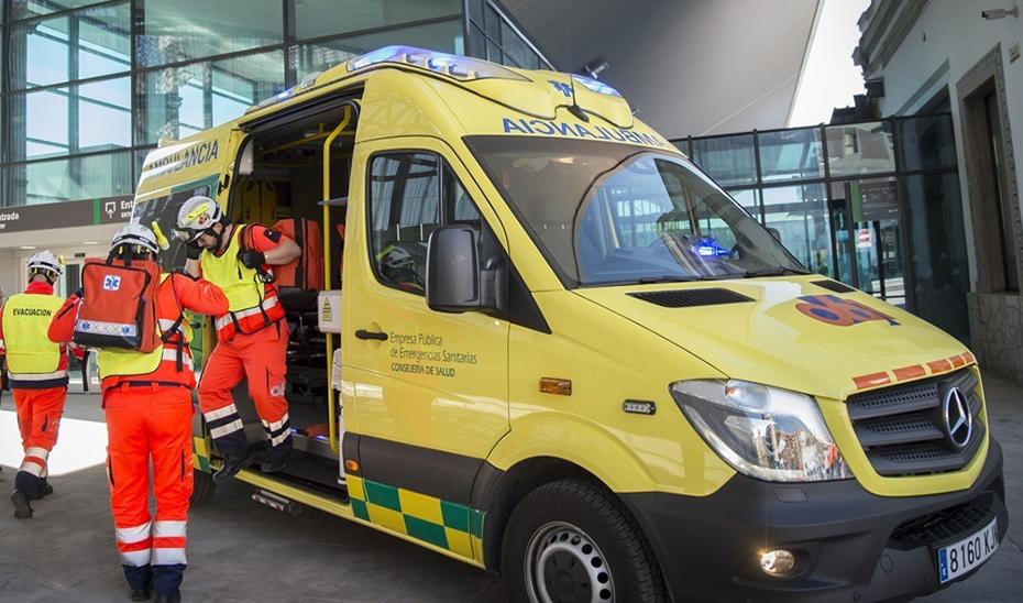 Una ambulancia de emergencias. - Archivo
