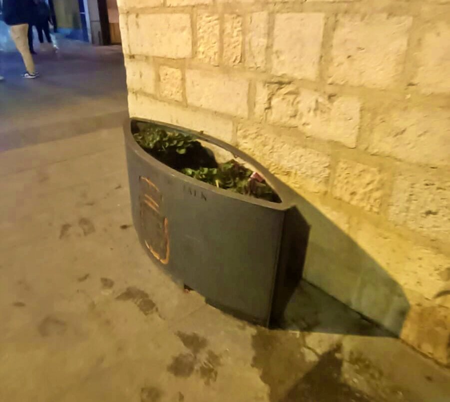 El vandalismo golpea ahora a la plaza Deán Mazas