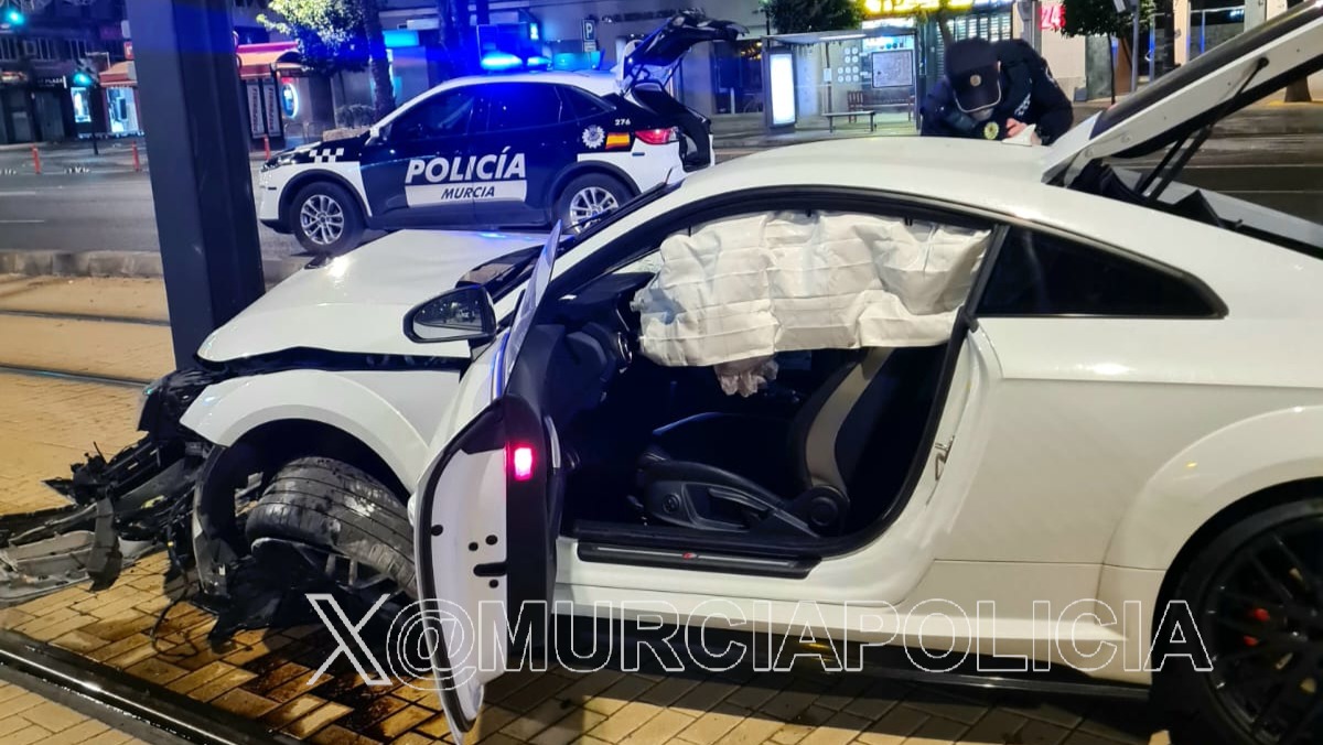 Un vehículo se empotra contra un poste de la catenaria del tranvía de Murcia