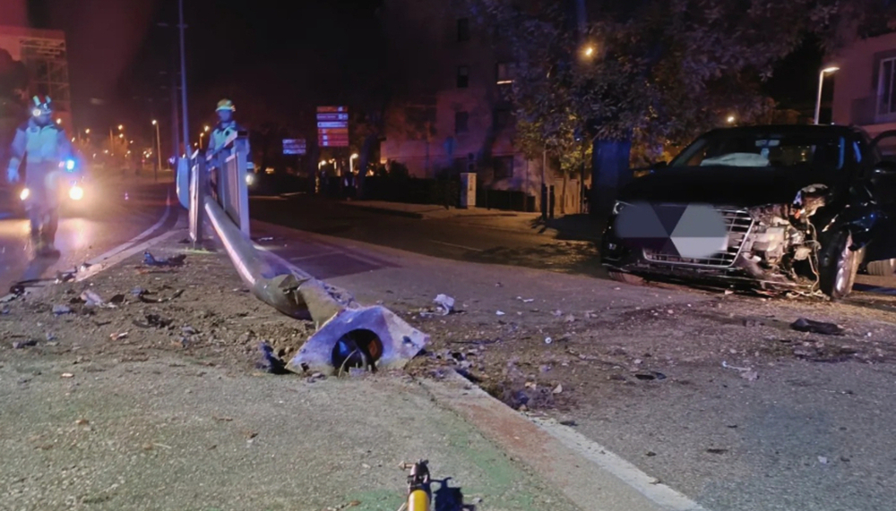 El impacto de un vehículo tumba una farola en Duque de Lerma