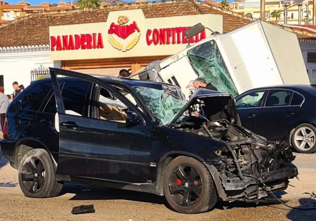 Dos heridos en una aparatosa colisión entre un camión y un todoterreno en Benajarafe