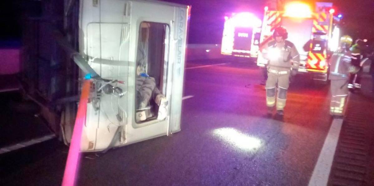 Vuelca una caravana de madrugada en la A-7 en Vandellòs