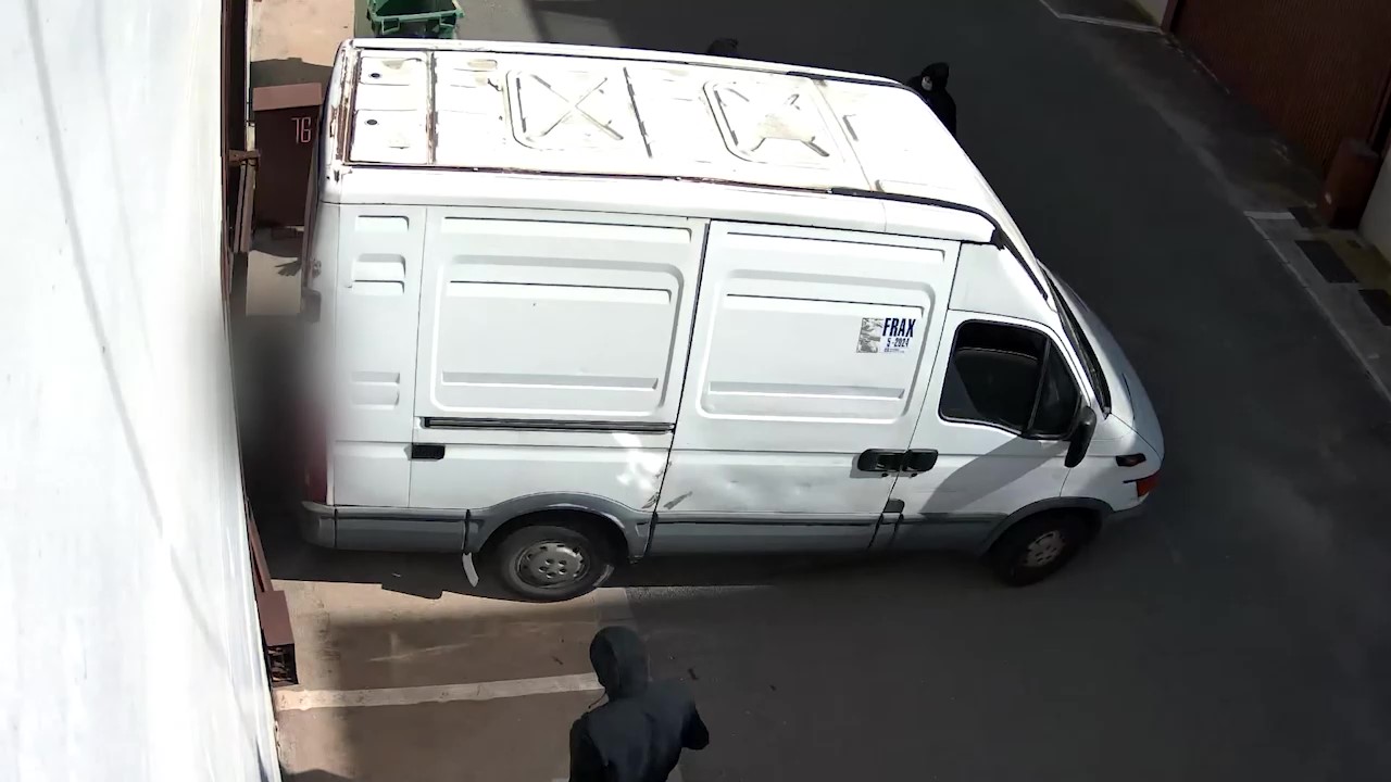 Alunizajes con coches robados para hacerse con armas, jamones y vapeadores