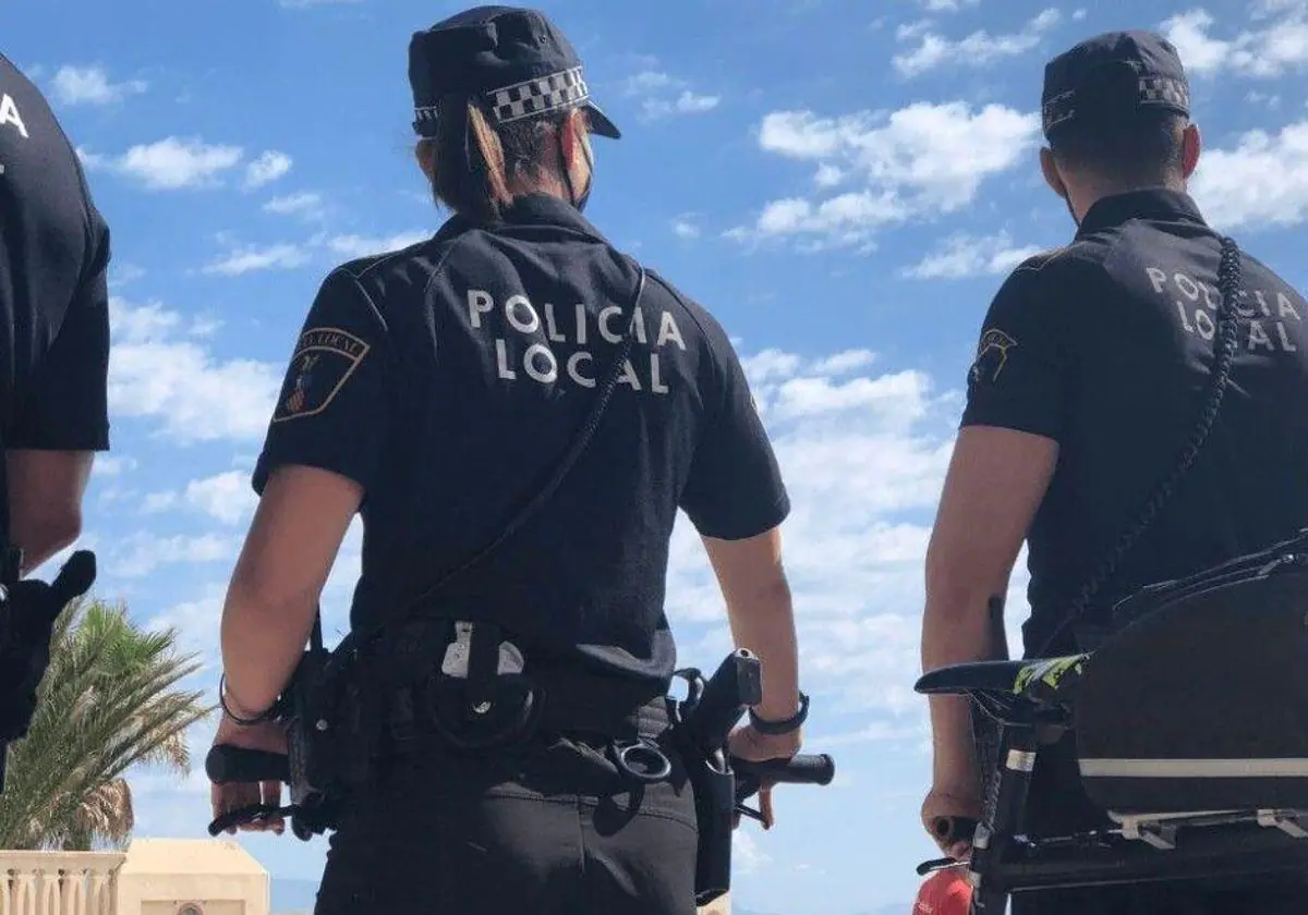La Policía Local de Elche recupera vehículo sustraído junto a un contenedor de chatarra