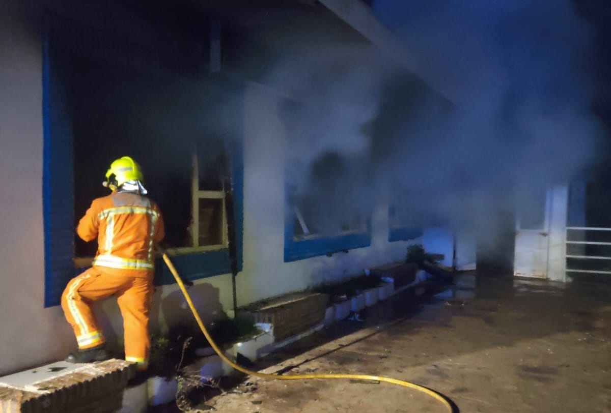 Arde un bar abandonado en la playa de Urbasur, intervienen los bomberos para extinguir el incendio