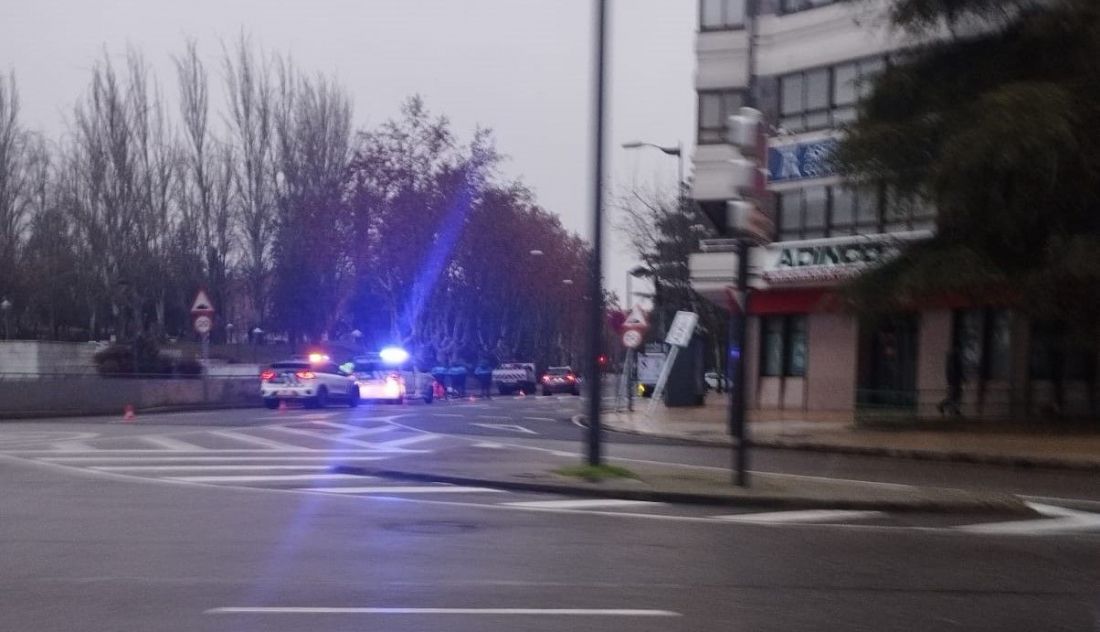 Accidente de tráfico en la calle Ponce de Cabrera deja una farola destrozada sin heridos