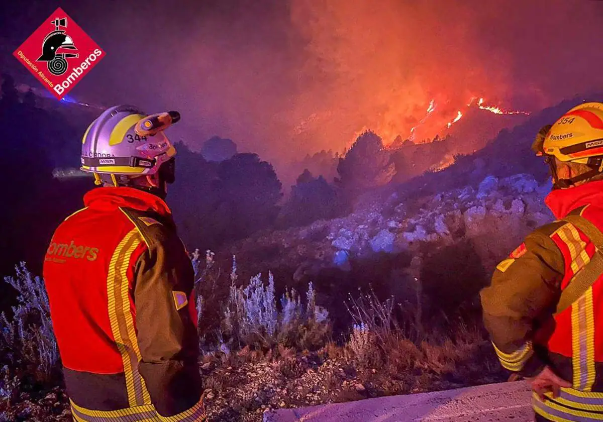 Los bomberos estabilizan un incendio forestal en Confrides