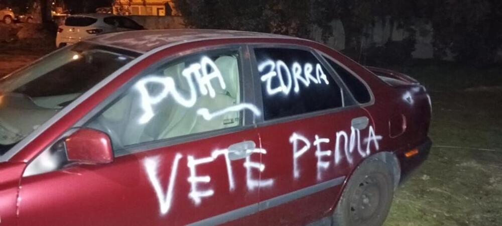 Aparecen pintadas en cinco vehículos con insultos a una mujer